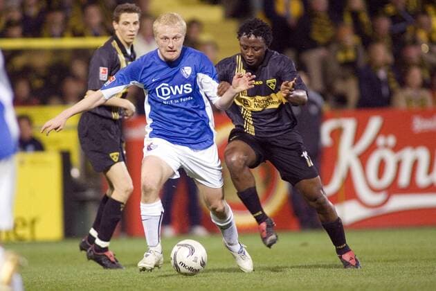 Tommy Bechmann (Bochum, li.) gegen Moses Sichone (Aachen) Fußball 2. BL Herren Saison 2005 2006, Alemannia Aachen - VfL Bochum 0:2 Gruppe Aachen Dynamik, Kampf,