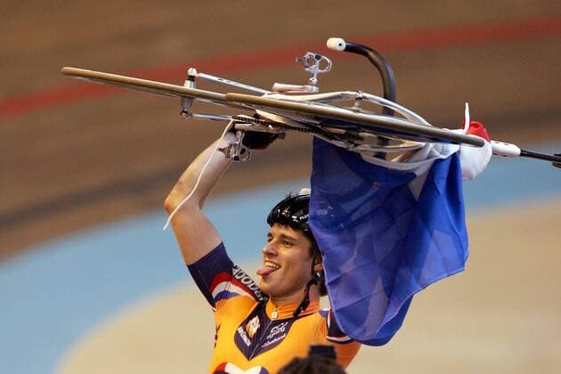 Weltmeister Theo Bos (Niederlande) jubelt mit seinem Rad -  (pan13698) Radsport WM Herren Weltmeisterschaft 2006, Rad, Bahn, Bahnrad, Bahnradsport, Radrennsport, Nationaltrikot Einzelbild Bordeaux Freude,  