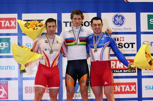 Siegerehrung Keirin - Weltmeister Theo Bos (Niederlande, Mitte) mit Jose Antonio Escuredo Raimondez (Spanien, li.) und Arnaud Tournant (Frankreich) -  (pan13698) Radsport WM Herren Weltmeisterschaft 2006, Rad, Bahn, Bahnrad, Bahnradsport, Radrennsport, Nationaltrikot Gruppe Bordeaux  