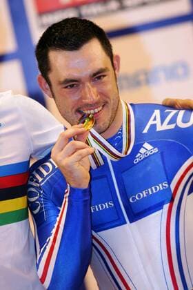 Siegerehrung Keirin - Arnaud Tournant (Frankreich) prüft die Echtheit seiner Bronzemedaille -  (pan13698) Radsport WM Herren Weltmeisterschaft 2006, Rad, Bahn, Bahnrad, Bahnradsport, Radrennsport, Nationaltrikot Porträt Bordeaux Freude,  