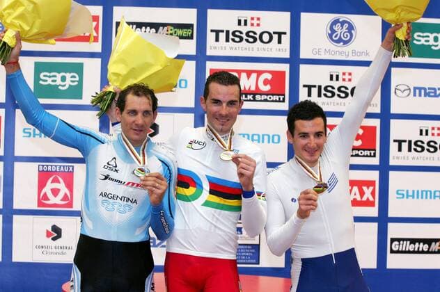 Siegerehrung Scratch - Weltmeister Jerome Neuville (Frankreich, Mitte) mit Angel Dario Colla (Argentinien, li.) und Ioannis Tamouridis (Griechenland) -  (pan13698) Radsport WM Herren Weltmeisterschaft 2006, Rad, Bahn, Bahnrad, Bahnradsport, Radrennsport, Nationaltrikot Gruppe Bordeaux Freude,  