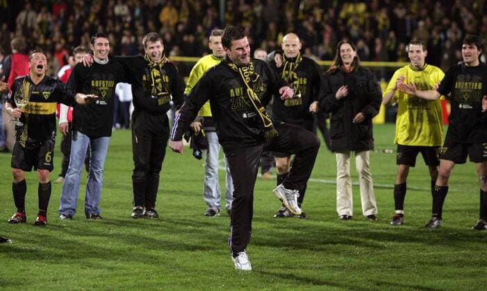 Fußball, Trainerhistorie, Alemannia Aachen Schlußjubel Aachen: Trainer Dieter Hecking mit einem Aufstiegstänzchen, diesmal feuern ihn seine Spieler an Fußball 2. BL Herren Saison 2005 2006, Alemannia Aachen, Vdig Totale Aufstieg, Aufsteiger, Aufstiegsfeier Aachen Freude, Begeisterung,