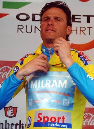 Alessandro Petacchi (Italien Milram) während der Siegerehrung für das Gelbe Trikot Radsport Herren Oddset Rundfahrt 2006, Niedersachsenrundfahrt, Niedersachsen, Straßenradsport, Straße, Rad Einzelbild 2. Etappe: Nienburg - Bückeburg