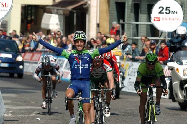 Zielankunft 3. Etappe des Giro del Trentino 2006: David Munoz (Spanien Comunidad Valencia) gewinnt die Etappe vor Aliaksandr Kuschynski (Weißrussland Ceramica Flamina, Mitte) und Ruslan Pidgornyy (Ukraine Tenax) -  Radsport Herren Giro del Trentino 2006, Straßenradsport, Straße, Rad Gruppe 3. Etappe: Romeno - Tione Freude,