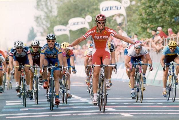 Mario Cipollini (vorn, Saeco) gewinnt die 10. Etappe des Giro d Italia 1999 vor Ivan Quaranta (2.v.li., beide Italien Mobilvetta Design) -  Radsport Herren Giro d Italia 1999, dItalia, Straßenradsport, Straße, Rad, Vneg Gruppe 10. Etappe: Ancona - San Sepolcro Freude,
