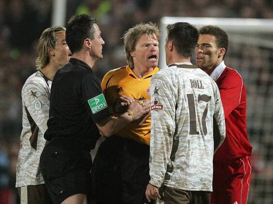 Torwart Oliver Kahn (Bayern, Mitte) gerät mit Fabian Boll (St. Pauli) aneinander, Schiedsrichter Knut Kircher und Valerien Ismael (Bayern, re.) versuchen zu schlichten Fußball Herren DFB Pokal 2005 2006, Pokalspiel, Halbfinale, FC St. Pauli - Bayern München 0:3 Gruppe Hamburg Spannung,