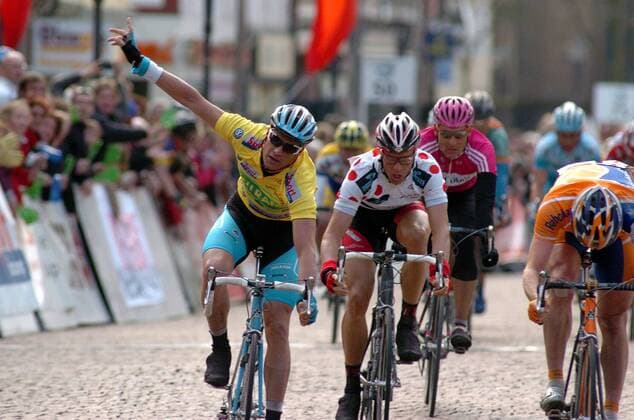 Zielankunft: 4. Etappe der Niedersachsenrundfahrt von Rheda-Wiedenbrück nach Duderstadt, Etappensieger Alessandro Petacchi (Italien Milram, li.) gewinnt vor Graeme Brown (Australien Rabobank, re.) und Danilo Hondo (Deutschland Lamonta) Radsport Herren Oddset Rundfahrt 2006, Niedersachsenrundfahrt, Niedersachsen, Straßenradsport, Straße, Rad, Gruppe 4. Etappe: Rheda-Wiedenbrück - Duderstadt Freude,