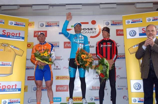Siegerehrung - 4. Etappe der Niedersachsenrundfahrt von Rheda-Wiedenbrück nach Duderstadt, Etappensieger Alessandro Petacchi (Italien Milram, Mitte) gewinnt vor Graeme Brown (Australien Rabobank) und Danilo Hondo (Deutschland Lamonta) Radsport Herren Oddset Rundfahrt 2006, Niedersachsenrundfahrt, Niedersachsen, Straßenradsport, Straße, Rad, Gruppe 4. Etappe: Rheda-Wiedenbrück - Duderstadt Freude,