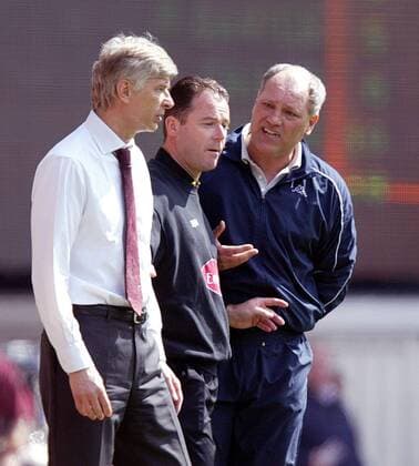 Die Trainerkollegen Martin Jol (Tottenham Hotspur, re.) und Arsene Wenger (Arsenal) müssen vom vierten Offiziellen Rob Styles auseinander gehalten werden -  Fußball Herren English Premier League 2005 2006, 1. Englische Liga, Arsenal FC London - Tottenham Hotspurs 1:1 Gruppe London