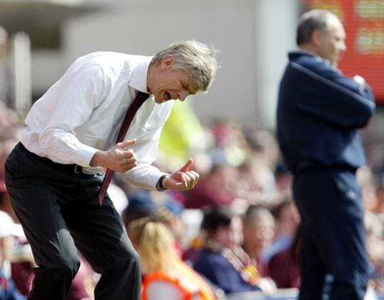 Trainer Arsene Wenger (Arsenal) verzweifelt -  Fußball Herren English Premier League 2005 2006, 1. Englische Liga, Arsenal FC London - Tottenham Hotspurs 1:1 Gruppe London Enttäuschung, Verzweiflung,