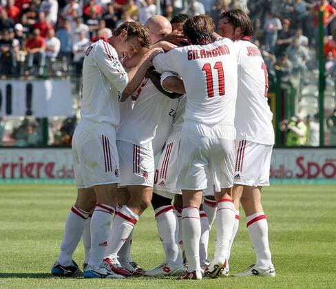Torjubel Milan u.a. mit: Andriy Shevchenko (li.), Alberto Gilardino (vorn) und Marek Jankulovski (re.) -  Fußball Herren Serie A 2005 2006, 1. Italienische Liga, AC Mailand, Vdig Gruppe Messina Freude,
