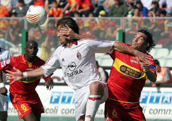 Salvatore Aronica (re., Messina) gegen Alberto Gilardino (Milan) -  Fußball Herren Serie A 2005 2006, 1. Italienische Liga, FC Messina - AC Mailand 1:3, Vdig Gruppe Messina Dynamik, Kampf,