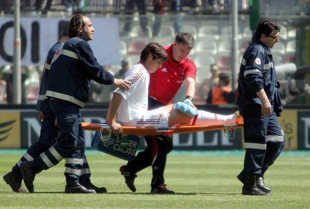 Kaka (Milan) wird verletzt auf einer Trage vom Platz gebracht -  Fußball Herren Serie A 2005 2006, 1. Italienische Liga, AC Mailand, Vdig Gruppe Messina