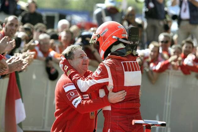 Teamchef Jean Todt (Frankreich) umarmt jubelnd den Sieger Michael Schumacher (Deutschland beide Ferrari) Motorsport Grand Prix Herren Großer Preis von San Marino 2006, Formel 1 Weltmeisterschaft, F1, F, GP, WM Gruppe Imola Freude,