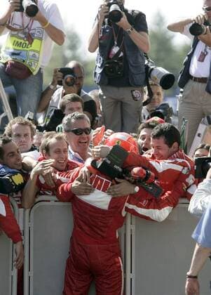 Michael Schumacher (Deutschland Ferrari) nimmt nach seinem Sieg beim GP von San Marino 2006 seine Mechaniker in die Arme Motorsport Grand Prix Herren Großer Preis von San Marino 2006, Formel 1 Weltmeisterschaft, F1, F, GP, WM Gruppe Imola Begeisterung, Freude,