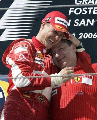 Siegerehrung des GP von San Marino 2006: Michael Schumacher (Deutschland, li.) freut sich mit Teamchef Jean Todt (Frankreich beide Ferrari) über den Sieg Motorsport Grand Prix Herren Großer Preis von San Marino 2006, Formel 1 Weltmeisterschaft, F1, F, GP, WM Gruppe Imola Harmonie, Freude, Kameradschaft,