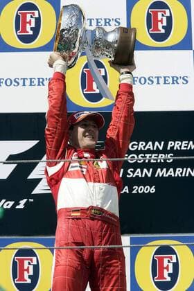 Sieger Michael Schumacher (Deutschland Ferrari) stemmt bei der Siegerehrung des GP von San Marino 2006 jubelnd den Pokal Motorsport Grand Prix Herren Großer Preis von San Marino 2006, Formel 1 Weltmeisterschaft, F1, F, GP, WM Einzelbild Imola Freude,