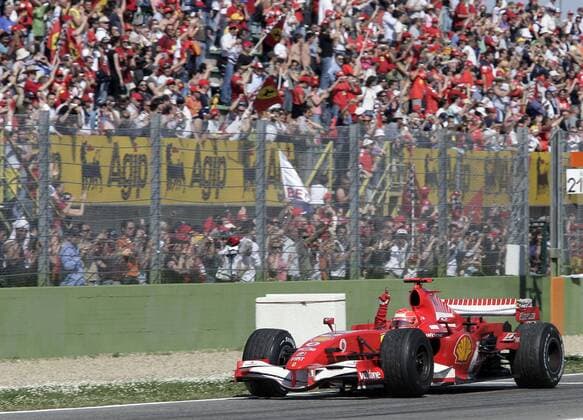 Michael Schumacher (Deutschland Ferrari) fährt mit seinem Boliden jubelnd an den Fans vorbei Motorsport Grand Prix Herren Großer Preis von San Marino 2006, Formel 1 Weltmeisterschaft, F1, F, GP, WM Totale Imola Freude,