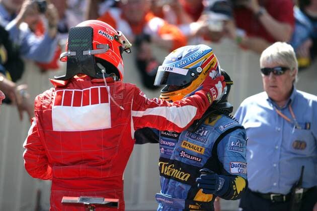 Der Zweitplatzierte Fernando Alonso (Spanien Renault) gratuliert nach dem GP von San Marino 2006 dem Sieger Michael Schumacher (Deutschland Ferrari) Motorsport Grand Prix Herren Großer Preis von San Marino 2006, Formel 1 Weltmeisterschaft, F1, F, GP, WM Gruppe Imola Freude,