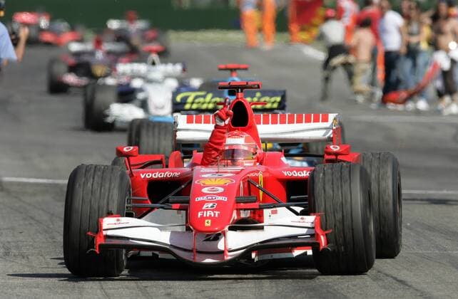 Sieger Michael Schumacher (Deutschland Ferrari) jubelt nach dem GP von San Marino 2006 Motorsport Grand Prix Herren Großer Preis von San Marino 2006, Formel 1 Weltmeisterschaft, F1, F, GP, WM Einzelbild Imola Freude,