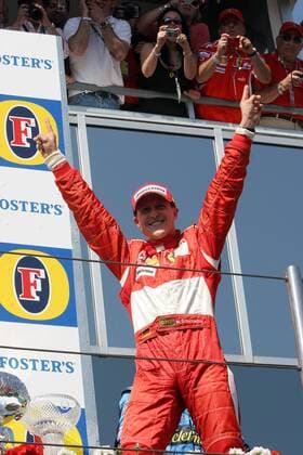 Michael Schumacher (Deutschland Ferrari) jubelt bei der Siegerehrung vom GP von San Marino 2006 über seinen Sieg Motorsport Grand Prix Herren Großer Preis von San Marino 2006, Formel 1 Weltmeisterschaft, F1, F, GP, WM Einzelbild Imola Freude,
