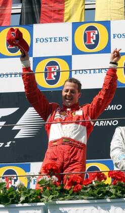 Michael Schumacher (Deutschland Ferrari) jubelt bei der Siegerehrung vom GP von San Marino 2006 über seinen Sieg Motorsport Grand Prix Herren Großer Preis von San Marino 2006, Formel 1 Weltmeisterschaft, F1, F, GP, WM Einzelbild Imola Freude,