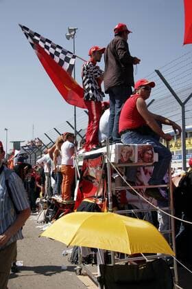 Die Ferrari Fans schauen von einer Empore aus über den Zaun auf das Geschehen in Imola Motorsport Grand Prix Herren Großer Preis von San Marino 2006, Formel 1 Weltmeisterschaft, F1, F, GP, WM Gruppe Imola