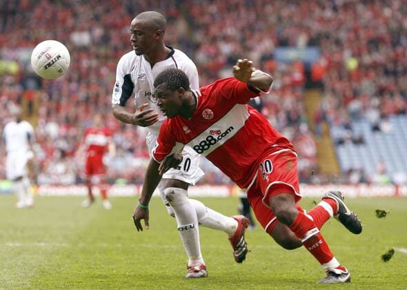 Yakubu Ayegbeni (vorn, Middlesbrough) gegen Nigel Reo Coker (West Ham) - EDITORIAL USE ONLY. No use with unauthorised audio, video, data, fixture lists, club league logos or live services. Online in-match use limited to 120 images, no video emulation. No use in betting, games or single club league player publications. Fußball Herren English FA Cup 2005 2006, Englischer Pokal, Pokalspiel, FC Middlesbrough - West Ham United 0:1, Vdig Gruppe Halbfinale Birmingham Dynamik,