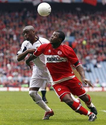 Yakubu Ayegbeni (vorn, Middlesbrough) gegen Nigel Reo Coker (West Ham) - EDITORIAL USE ONLY. No use with unauthorised audio, video, data, fixture lists, club league logos or live services. Online in-match use limited to 120 images, no video emulation. No use in betting, games or single club league player publications. Fußball Herren English FA Cup 2005 2006, Englischer Pokal, Pokalspiel, FC Middlesbrough - West Ham United 0:1, Vdig Gruppe Halbfinale Birmingham Dynamik,