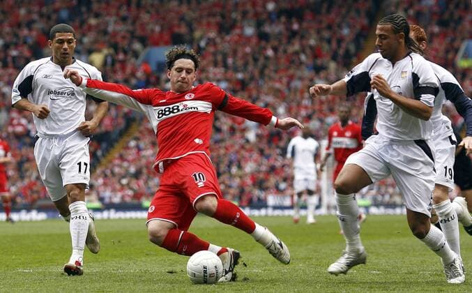 Fabio Rochemback (Mitte, Middlesbrough) gegen Anton Ferdinand (re.) und Hayden Mullins (beide West Ham) - EDITORIAL USE ONLY. No use with unauthorised audio, video, data, fixture lists, club league logos or live services. Online in-match use limited to 120 images, no video emulation. No use in betting, games or single club league player publications. Fußball Herren English FA Cup 2005 2006, Englischer Pokal, Pokalspiel, FC Middlesbrough - West Ham United 0:1, Vdig Gruppe Halbfinale Birmingham Dynamik,