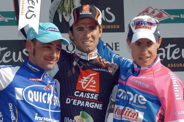 Siegerehrung: Alejandro Valverde (Mitte, Spanien Caisse d Epargne - Illes Balears) gewinnt Lüttich Bastogne Lüttich 2006 vor Paolo Bettini (li., Quick Step Innergetic) und Damiano Cunego (beide Italien Lampre) -  Radsport Herren Lüttich Bastogne Lüttich 2006, ProTour, Straßenradsport, Straße, Rad, Vdig Gruppe Freude,