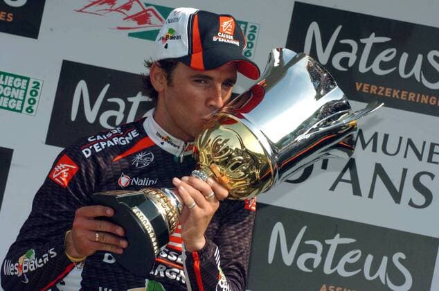 Siegerehrung: Alejandro Valverde (Spanien Caisse d Epargne - Illes Balears) gewinnt Lüttich Bastogne Lüttich 2006 und küßt den Pokal -  Radsport Herren Lüttich Bastogne Lüttich 2006, ProTour, Straßenradsport, Straße, Rad, Vdig Einzelbild Freude,