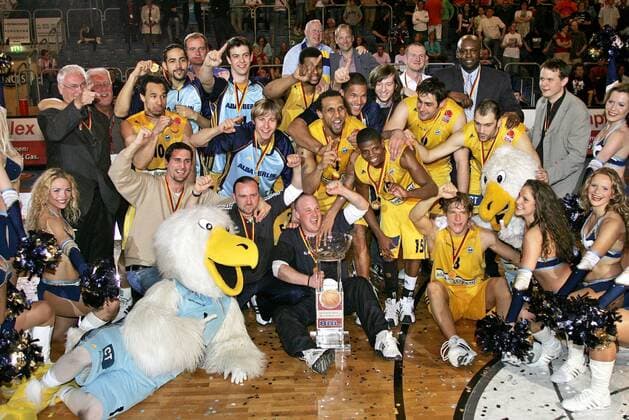 Spieler, Trainer und Funktionäre von ALBA Berlin versammeln sich für das Siegerfoto zum BBL Pokalsieg 2005 2006 Basketball 1. BL Herren BBL Pokal 2005 2006, Pokalspiel, Finalrunde, Top4, Top 4, Final Four, Endrunde, Finale, Endspiel Totale Funktionär, Vereinsführung, Vorstand Pokalendspiel Bamberg, Präsidium, Betreuer, Mannschaftsbild Freude,
