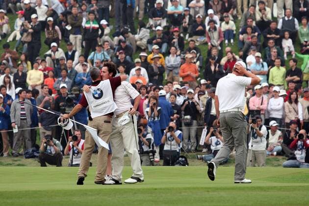 Gonzalo Fernandez Castano (Spanien, Mitte) jubelt mit seinem Caddie über den Sieg bei den BMW Asian Open 2006, re. der enttäuschte Henrik Stenson (Schweden) -  (IMCpau7944403) Golf Herren BMW Asian Open 2006, European PGA Tour, Golfen Totale Shanghai Enttäuschung, Freude,