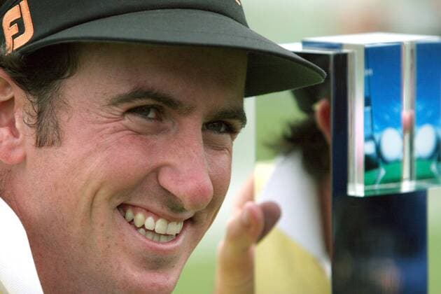Gonzalo Fernandez Castano (Spanien) präsentiert bei der Siegerehrung den Pokal für seinen Sieg bei den BMW Asian Open 2006 -  (IMCpau7944418) Golf Herren BMW Asian Open 2006, European PGA Tour, Golfen Porträt Shanghai Freude,