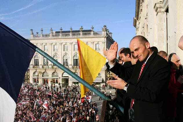 Cedric Lecluse (Nancy) jubelt vom Balkon des Rathauses den Fans auf dem Place Stanislas zu -  (pan13782) Fußball Herren Coupe de la Ligue 2005 2006, Französischer Ligapokal, Ligue 1, 1. Französische Liga, Empfang Totale Nancy  