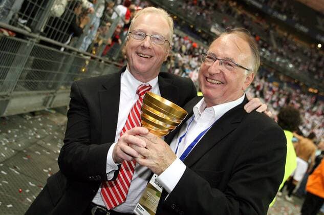 Ligapokalsieger Nancy: Manager Gerard Parentin (re.) und Präsident Jacques Rousselot mit der kleinen Version der Trophäe -  (pan13785) Fußball Herren Coupe de la Ligue 2005 2006, Französischer Ligapokal, Finale, Endspiel, AS Nancy Lorraine, Ligue 1 Gruppe Siegesfeier, Ligapokalendspiel, Ligapokalfinale Paris Freude,  