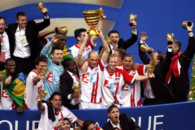 Ligapokalsieger Nancy jubelt auf dem Siegerfoto mit der Trophäe und vielen kleinen Ablegern von ihr bei der Siegerehrung -  (pan13785) Fußball Herren Coupe de la Ligue 2005 2006, Französischer Ligapokal, Finale, Endspiel, AS Nancy Lorraine, Ligue 1 Totale Siegesfeier, Ligapokalendspiel, Ligapokalfinale Paris Begeisterung, Freude,  