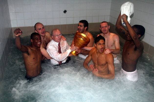 Ligapokalsieger Nancy mit der Trophäe im Entmüdungsbecken, v.li.: Eli Kroupi, Cedric Lecluse, Präsident Jacques Rousselot, Moncef Zerka, Manuel da Costa Trindade und Jonathan Brison - (pan13785) Fußball Herren Coupe de la Ligue 2005 2006, Französischer Ligapokal, Finale, Endspiel, AS Nancy Lorraine, Ligue 1 Gruppe Siegesfeier, Ligapokalendspiel, Ligapokalfinale Paris, Funktionär, Funktionäre, Vereinsführung Begeisterung, Freude,