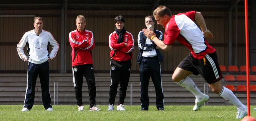 V. li.: Torwarttrainer Andreas Köpke, Bundestrainer Jürgen Klinsmann, Co Trainer Joachim Löw und Mannschaftsarzt Dr. Tim Meyer beobachten Lukas Podolski (alle Deutschland) während eines Sprinttests anlässlich des DFB Leistungstests in Düsseldorf Fußball Herren Nationalmannschaft 2006, Nationalteam, Vorbereitung, Training, Leistungstest, Leistungsdiagnostik Gruppe Sprinttest, Spurttest, Grundschnelligkeit, Antritt Düsseldorf, Schnelligkeit, Schnelligkeitstest