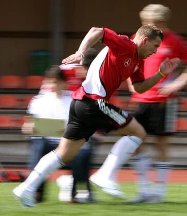 Lukas Podolski (Deutschland) während eines Sprinttests anlässlich des DFB Leistungstests in Düsseldorf Fußball Herren Nationalmannschaft 2006, Nationalteam, Vorbereitung, Training, Leistungstest, Leistungsdiagnostik Einzelbild Düsseldorf Dynamik,