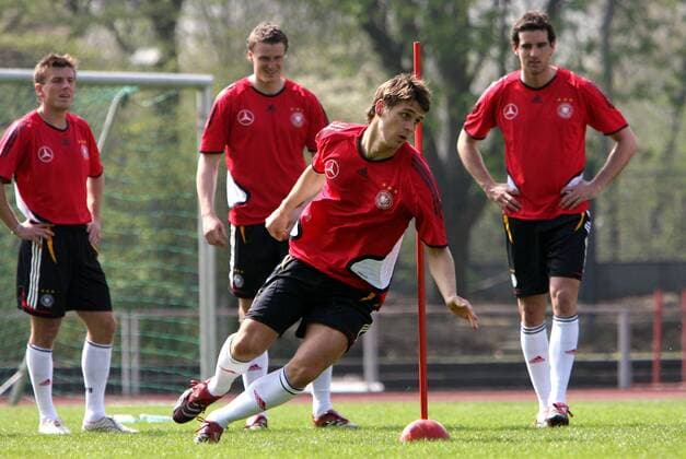 Sebastian Kehl während eines Sprinttests anlässlich des DFB Leistungstests in Düsseldorf, im Hintergrund, v. li.: Bernd Schneider, Robert Huth und Christoph Metzelder Fußball Herren Nationalmannschaft 2006, Nationalteam, Vorbereitung, Training, Leistungstest, Leistungsdiagnostik Gruppe Düsseldorf Dynamik,