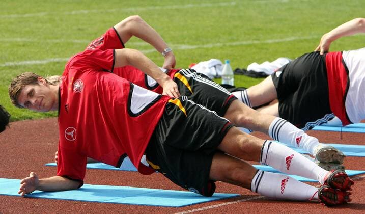 Sebastian Kehl (Deutschland) wärmt sich während des DFB Leistungstests in Düsseldorf auf Fußball Herren Nationalmannschaft 2006, Nationalteam, Vorbereitung, Training, Leistungstest, Leistungsdiagnostik Einzelbild Gymnastik, Gymnastikübung, Gymnastikübungen Düsseldorf