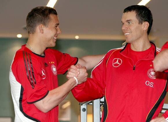 Lukas Podolski (li.) und Fitnesstrainer Oliver Schmidtlein (beide Deutschland) - shakehands am Rande des DFB Leistungstests in Düsseldorf Fußball Herren Nationalmannschaft 2006, Nationalteam, Vorbereitung, Training, Leistungstest, Leistungsdiagnostik Gruppe Düsseldorf Freude, Begeisterung,