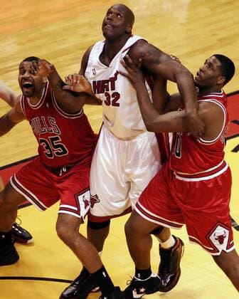 Shaquille O Neal (Miami Heat, Mitte) gegen Malik Allen (li.) und Michael Sweetney (beide Chicago Bulls) -  (MIA2006042401) Basketball Herren NBA 2005 2006, Playoffs, Playoff, Play Offs, Off, Miami Heat - Chicago Bulls 115:108 Gruppe Miami Dynamik, Kampf, Spannung