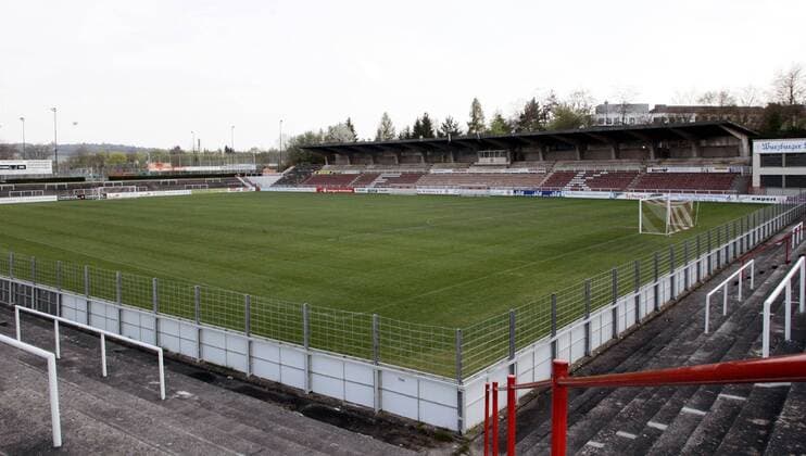 Fußball, Stadiongeschichte Würzburger Kickers Das unbesetzte Stadion am Dallenberg, Heimspielstätte der Würzburger Kickers und während der Weltmeisterschaft 2006 Trainingsstätte der ghanaischen Nationalmannschaft Fußball WM Herren Vorschau Weltmeisterschaft 2006, Nationalmannschaft, Nationalteam, Vdig Totale Stadion am Dallenberg Würzburg Leere,