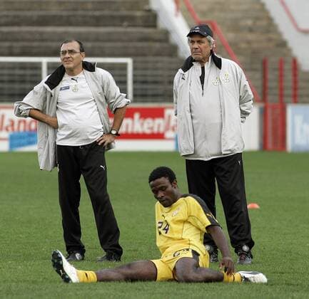 Nationaltrainer Ratomir Dujkovic (re.), Co Trainer Jose Ali Canas und Aziz Ansah (alle Ghana) während der Erwärmung Fußball Herren Nationalmannschaft 2006, Nationalteam, Nationaltrikot, Vorbereitung, Training Gruppe Würzburg