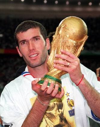 Weltmeister Zinedine Zidane (Frankreich) mit dem Pokal -  Fußball WM Herren Nationalmannschaft 1998, Nationalteam, Länderspiel, Finale, Endspiel, Siegerehrung Einzelbild Paris, St. Denis, Saint