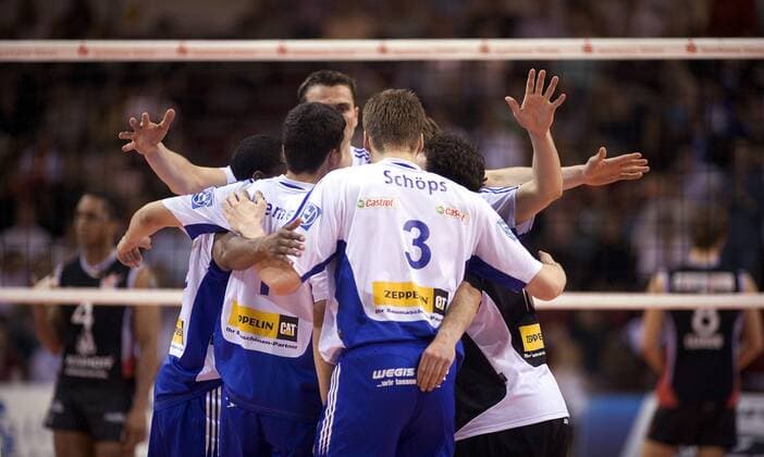 Mannschaftsjubel Friedrichshafen mit Jochen Schöps (3) Volleyball 1. BL Herren Saison 2005 2006, Playoffs, Playoff, Play Offs, Off, Finale, Endspiel, Spiel 2, VfB Friedrichshafen Gruppe Düren Freude, Kameradschaft,