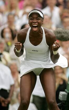 Venus Williams (USA) jubelt über ihren Wimbledon Sieg 2005 Tennis Damen All England Championships 2005, Grand Slam, WTA Tour, Finale, Endspiel Einzelbild Wimbledon London Glück Begeisterung, Freude,